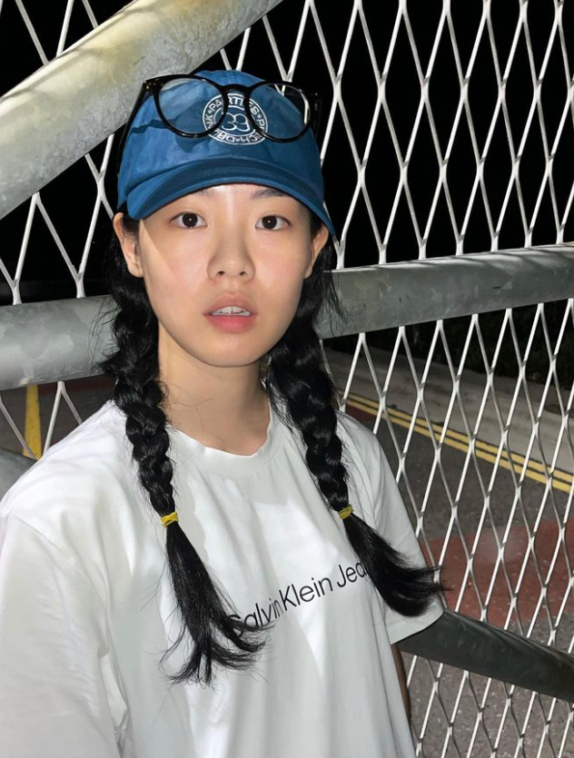  무빙에서 매력을 선보인 배우 권한솔님의 일상 꾸안꾸룩을 완성한 캘빈클라인 반팔 티셔츠 코디