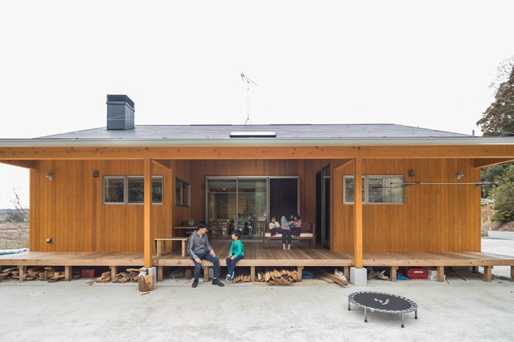 꺾인지붕 아래 대청마루 툇마루 부모님집 짓기 단층주택 제안