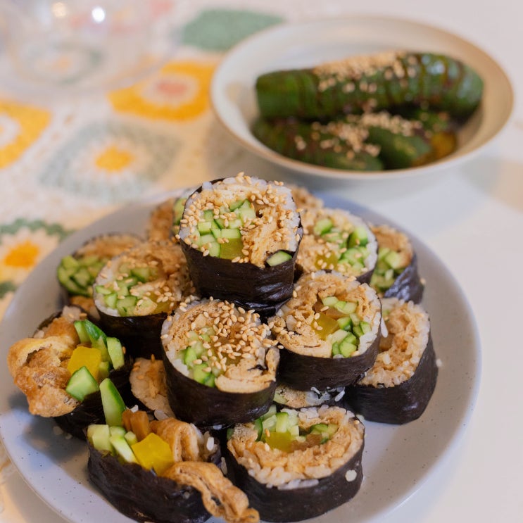 미니오이로 만든 회오리 오이무침과 유부오이김밥
