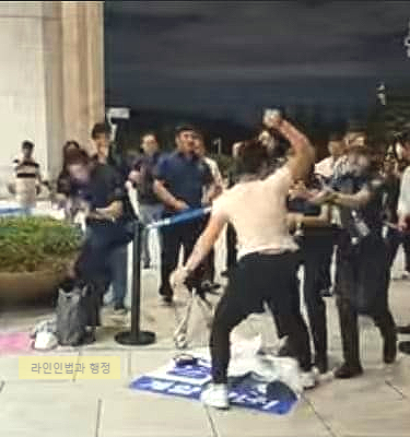 [흉기난동영상] 개딸 추정 50대 여성, <b>국회 본관</b> 현관 근처... 