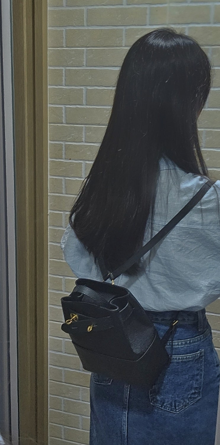 디옵튼 툴리백 THE OFTN Tully bag 블랙골드 착샷 여성가죽가방 추천 디옵튼 툴리백 THE OFTN Tully bag 블랙골드 착샷 여성가죽가방 추천