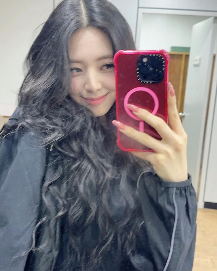  바이커 쇼츠 요정 ITZY 유나의 나이키 반 바지 코디로 완성한 애슬레저룩 추천