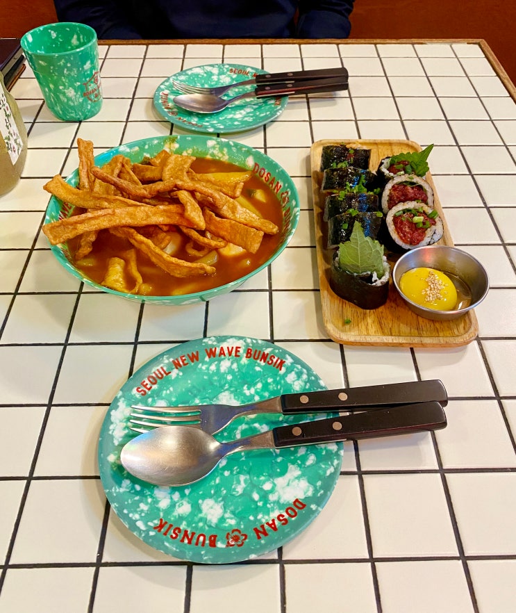 [서울 강남구] 압구정 도산공원 맛집 분식집, 도산분식 도산공원점 / 어묵튀김도산떡볶이, 육회김밥, 신사동 압구정역 압구정로데오 레트로감성 김밥집 떡볶이집