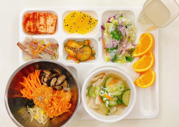  9.15 중식 강된장비빔밥 수제비국 감자채햄볶음 오이겉절이 단무지무침 배추김치 / 현미밥,저당밥,누룽지 오렌지 식혜 그린샐러드 드레싱