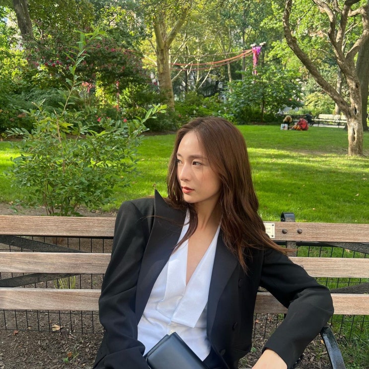  여자 올드머니룩의 정석을 선보인 배우 정수정의 매력적인 여성 폴로 랄프로렌 바디백 가방 추천