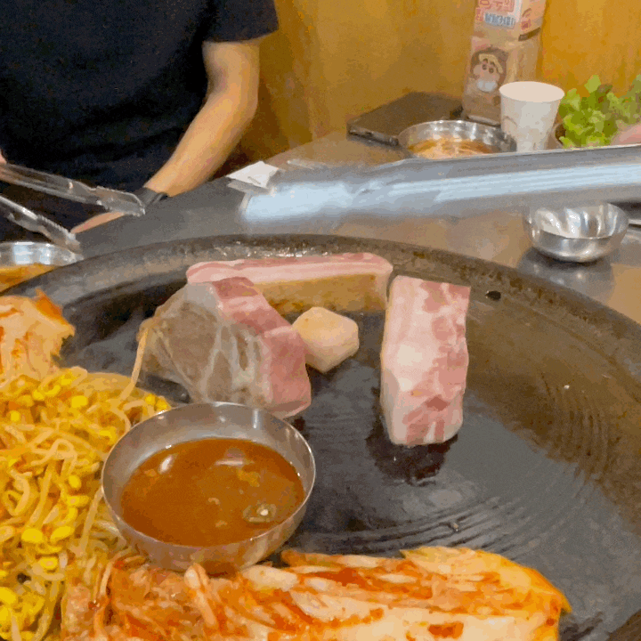  금촌에서 두꺼운삼겹살을 찾는다면 [ 동두천솥뚜껑삼겹살 금촌점 ] 으로 !