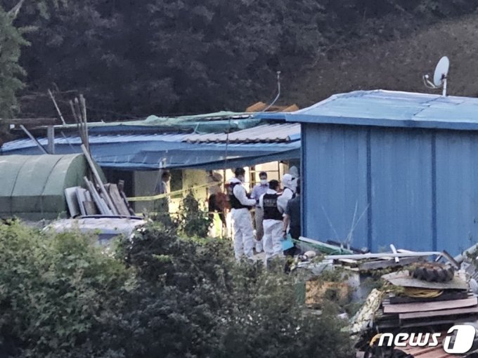 전남 영암 일가족 사망 50대 가장 동네 여성 성범죄 혐의 경찰 조사 앞두고 아내 세아들 살해 후 극단선택 추정 전남 영암 일가족 사망 50대 가장 동네 여성 성범죄 혐의 경찰 조사 앞두고 아내 세아들 살해 후 극단선택 추정