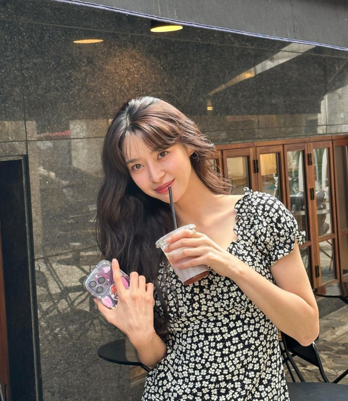  배우 권나라의 가을 OOTD로 함께한 꽃무늬 패턴의 블랙 미니 원피스 코디 추천