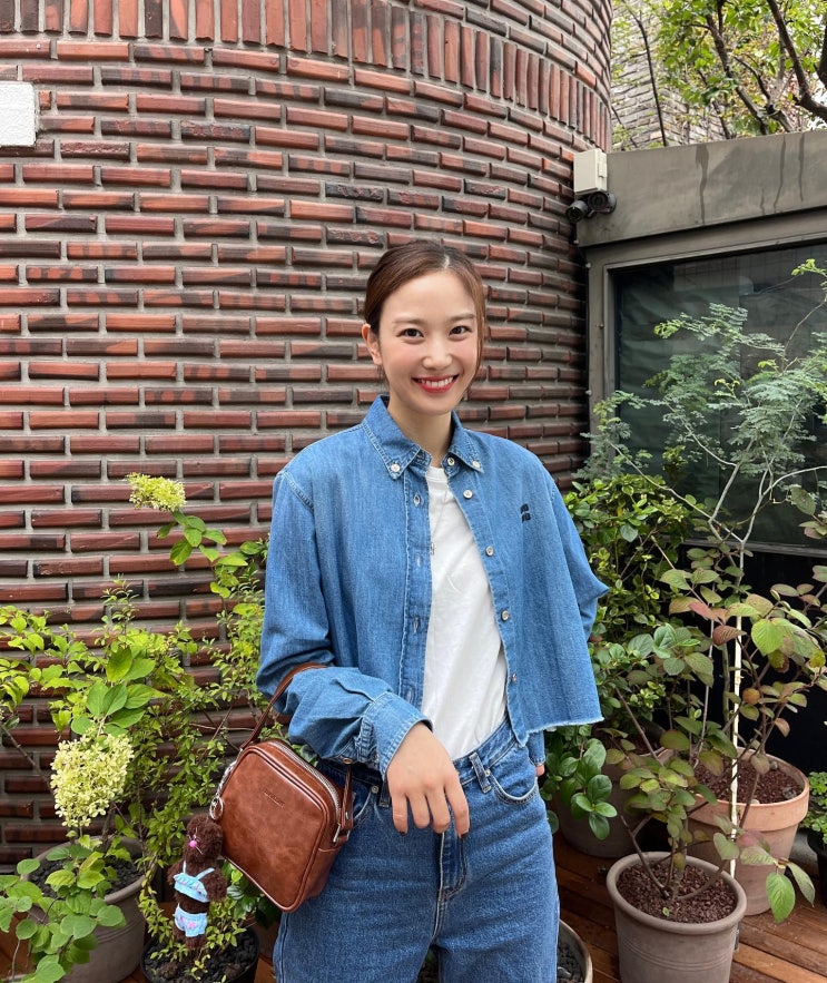 장희령 가을 코디 여자 청청패션 데님팬츠 미우미우 데님 셔츠 장희령 가을 코디 여자 청청패션 데님팬츠 미우미우 데님 셔츠