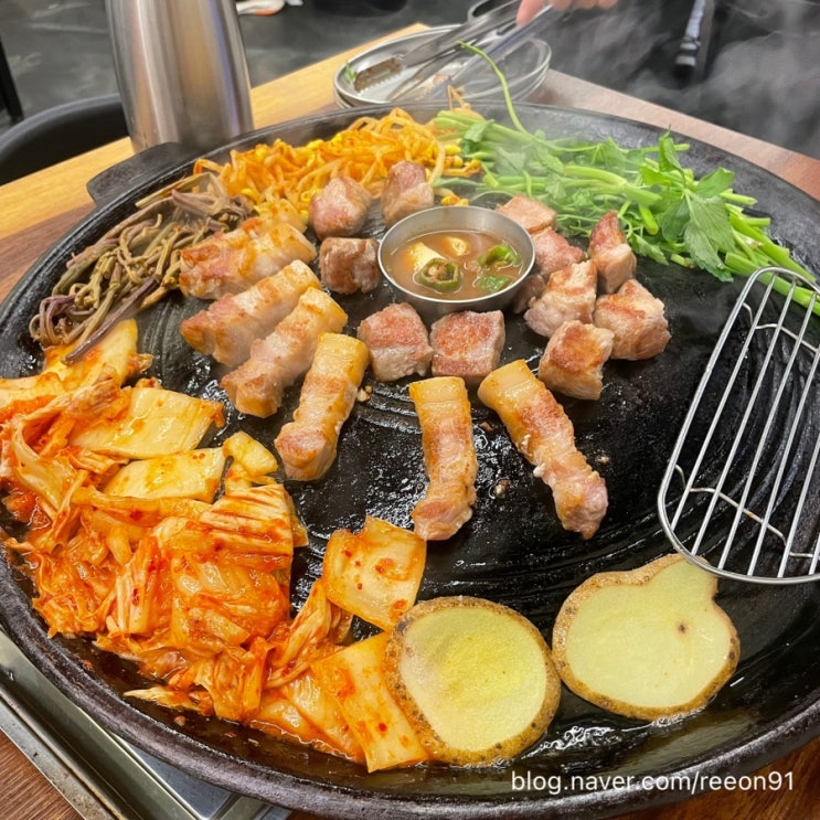 [대전 봉명동 이백도씨] 솥뚜껑삼겹살과 미나리가 잘 어울리는 고기 맛집