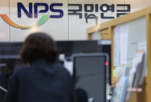국민연금 기금고갈 위기…수입보다 지출 더 빠르게 늘어 국민연금 기금고갈 위기…수입보다 지출 더 빠르게 늘어