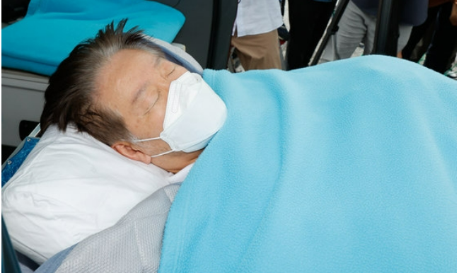 고래 싸움에 새우 등 터진다(<b>이재명</b> 단식으로 교권4법 국회... 