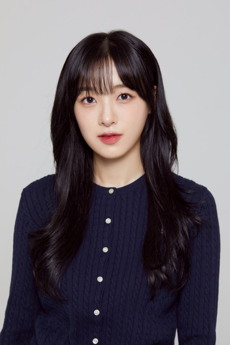에이프릴 출신 이진솔, 220<b>엔터</b>와 <b>전속계약</b> 체결...활동 제2막... 