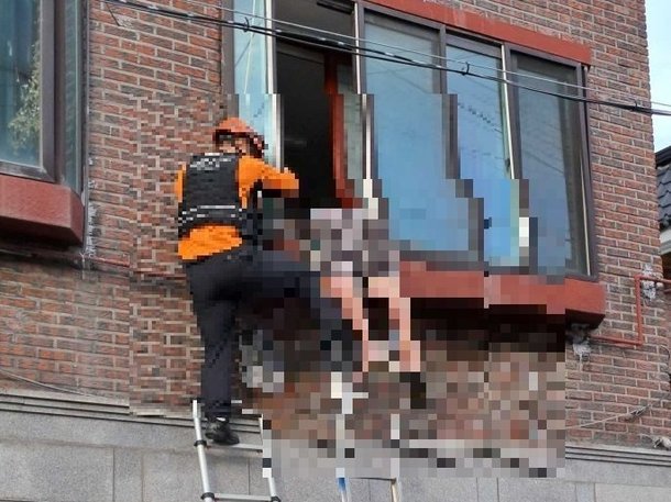 춘천 40대 건물주 창문에 상반신 걸친 채 의식없이 사망 미스터리 춘천 40대 건물주 창문에 상반신 걸친 채 의식없이 사망 미스터리