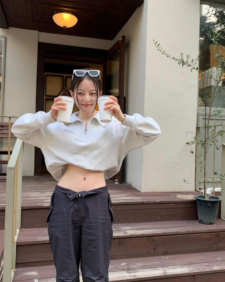 배우 임보라의 예쁜 스웻셔츠로 선택된 뉴발란스 하프 집업 맨투맨 코디 추천