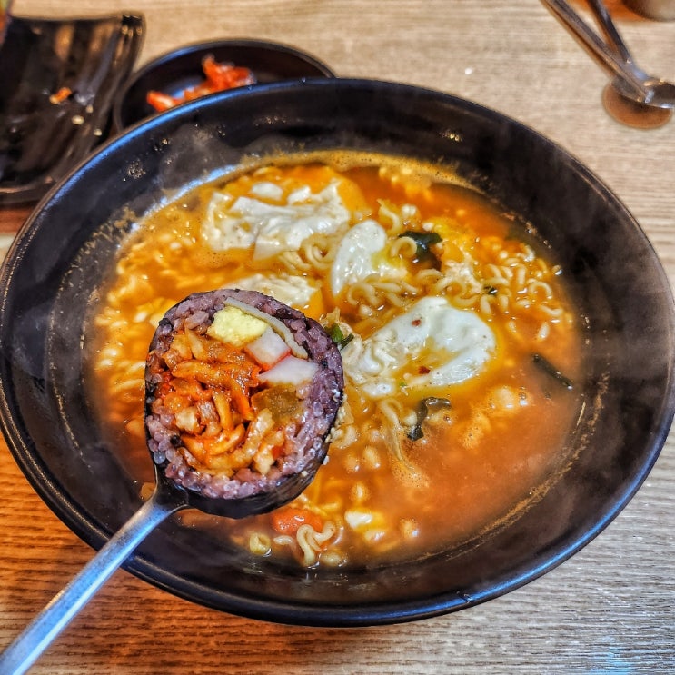  압구정 점심, 모퉁이흑미김밥, 가성비 좋은 연예인 맛집