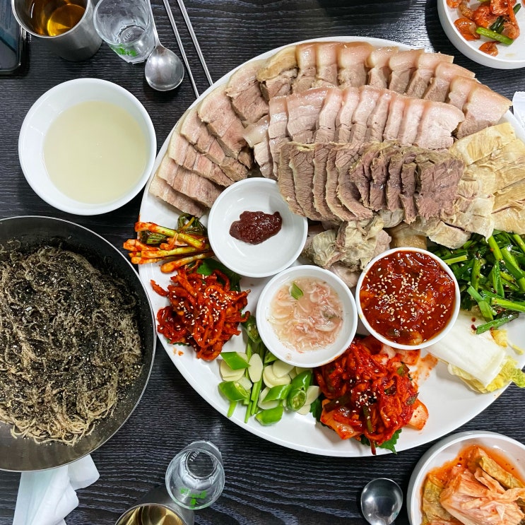  서초동 강남역 줄서는식당 제복쟁반 보쌈 들기름막국수 맛집 청류벽 주차 메뉴