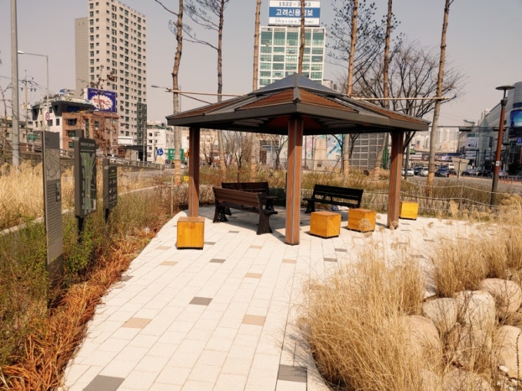  원효대교 북단 교통섬에 세워진 만초천 안내판