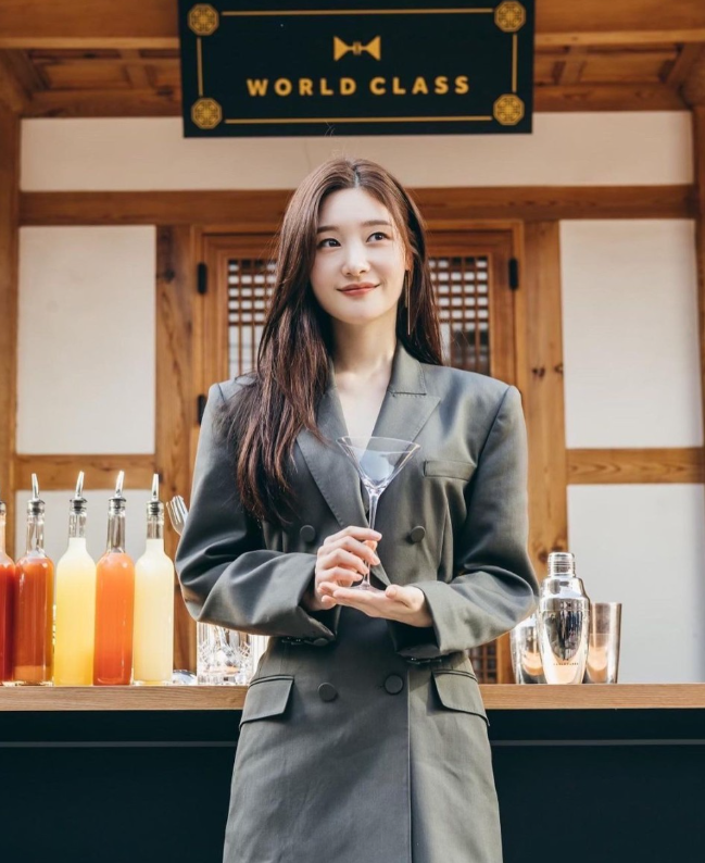  정채연의 오버핏 사이즈의 여자 회색 더블 블레이저 자켓 코디