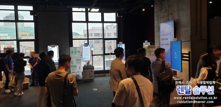  2023UNIQUERS DEMO-DAY 43인치 TV 9대 스탠드거치대 세로 설치해드렸습니다