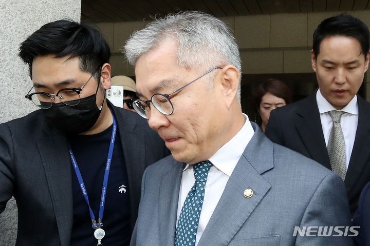 최강욱 의원직 상실...대법 '징역 8개월, 집유 2년 원심 확정'