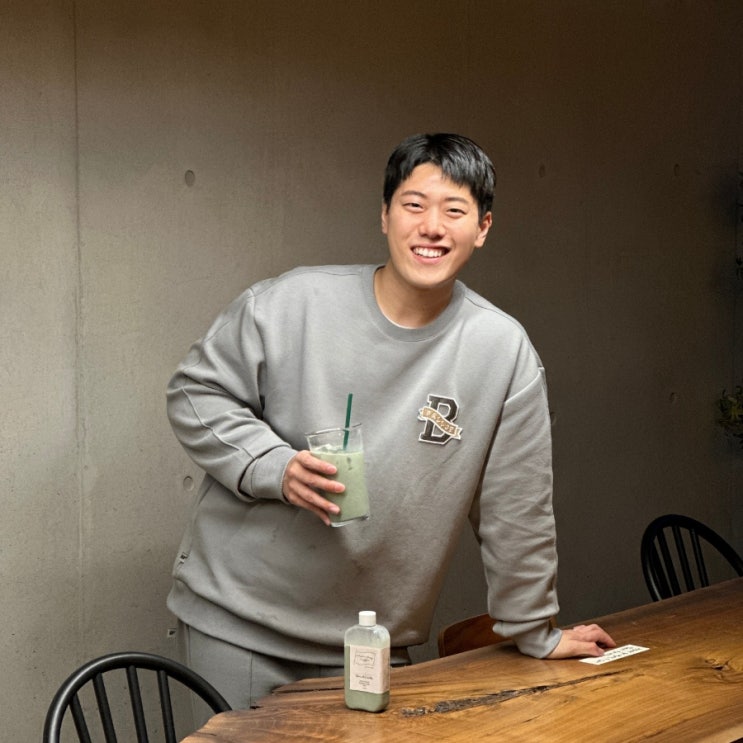  남자 그레이 맨투맨 코디 밸롭 탄탄한 회색 셋업
