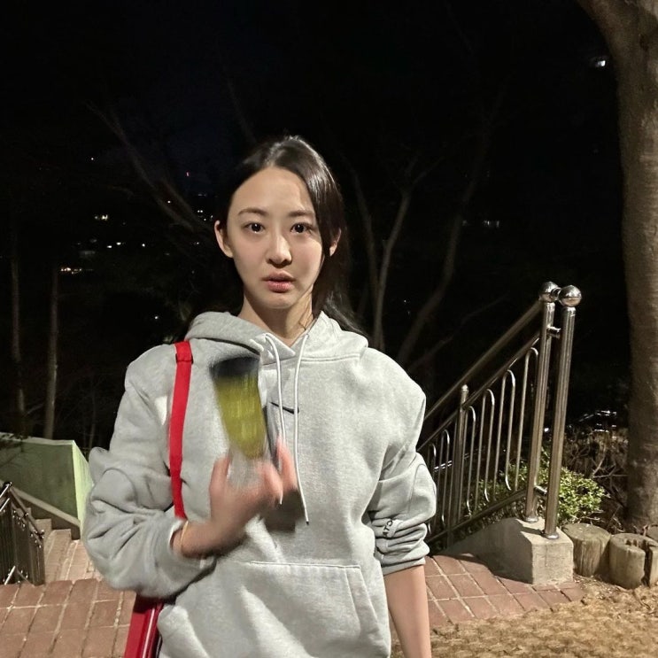  여자 스트릿 패션의 감성 그득한 다솜의 나이키 녹타 후드 티 코디로 완성한 데일리룩