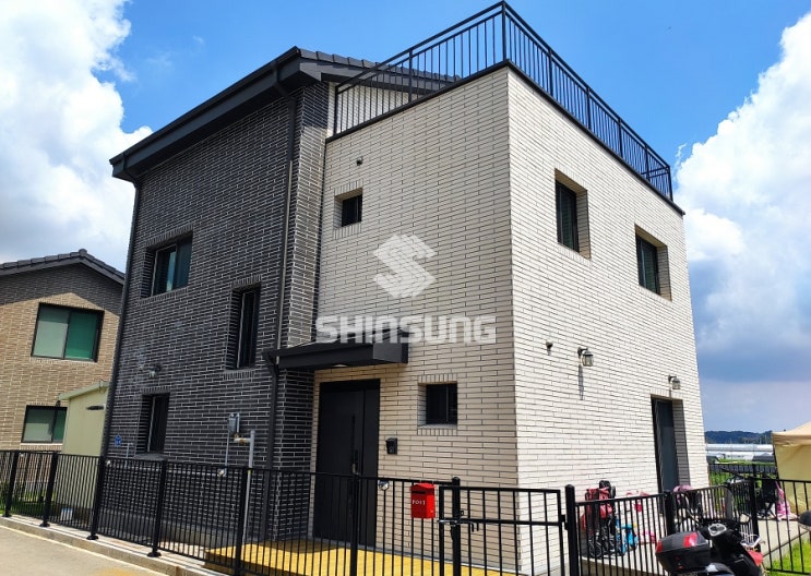  세라믹 점토타일 화이트베이지+블랙 색상의 파벽돌로 산뜻한 외관시공