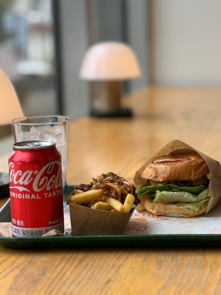 서울 대학로 혼자서 밥 먹기 좋은 공간 햄버거 카페 "제일버거X타셴" 수제버거 추천합니다.