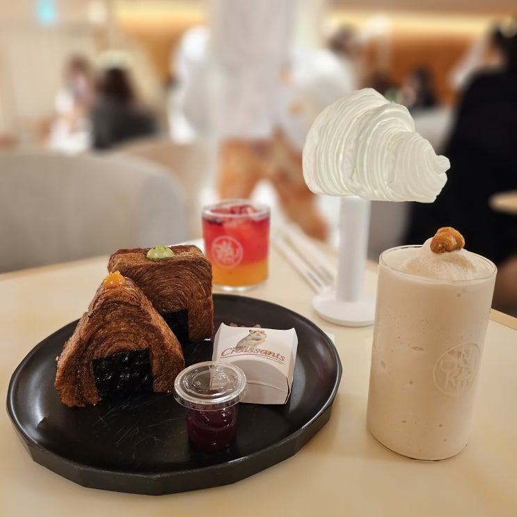  [가로수길 핫플] 크로와상 테마 줄 서는 카페  《 누데이크 신사점 》