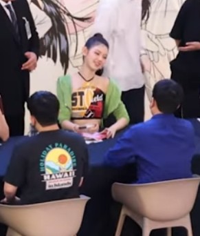 표독스러운 '한녀표정'에 관하여: 한국에서, 한남에게만 한녀표정을 짓는다/한녀표정 뚫고 고백공격하는 한남들 표독스러운 '한녀표정'에 관하여: 한국에서, 한남에게만 한녀표정을 짓는다/한녀표정 뚫고 고백공격하는 한남들
