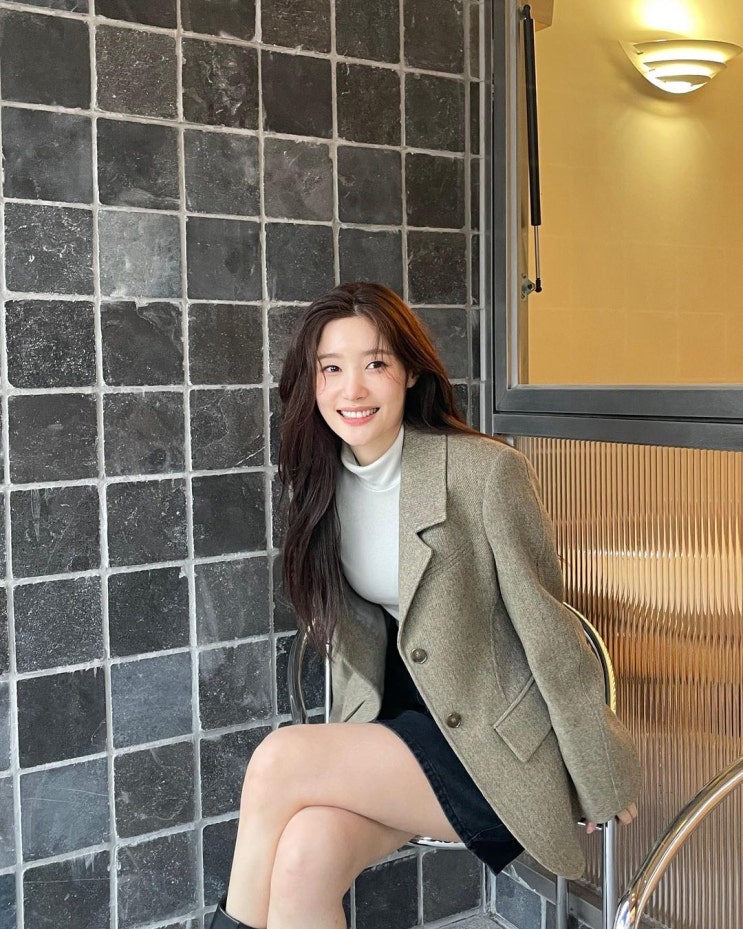  가을 데이트룩으로 여자들에게 인기 만점인 여성 블레이저 싱글 회색 자켓 코디 w. 정채연