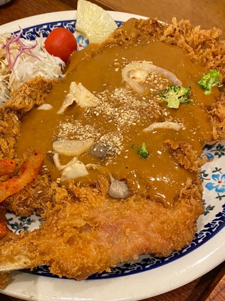  샤로수길 돈카츠 맛집 경양식 느낌의 뼈돈카츠가 있는 동백카츠