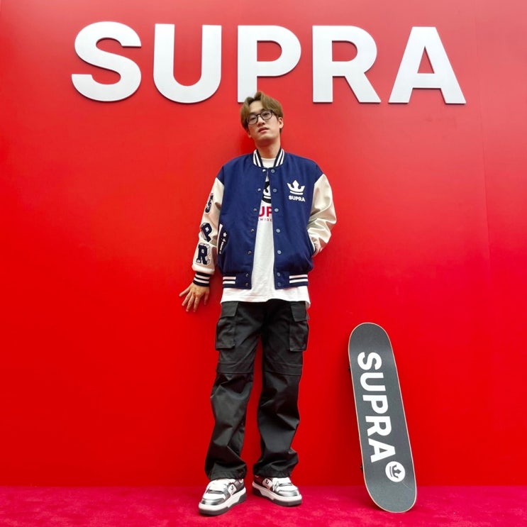  놀거리 한가득인 수프라(SUPRA) 명동 플래그십스토어 그레이 남자 야구점퍼, 운동화 구경하고 가세요