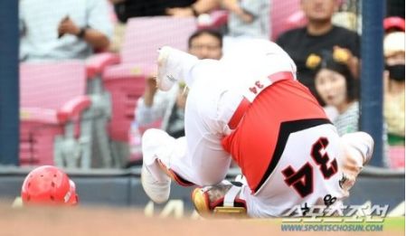 <b>최형우</b>, <b>박병호</b>와 충돌. 기아  청천병력....