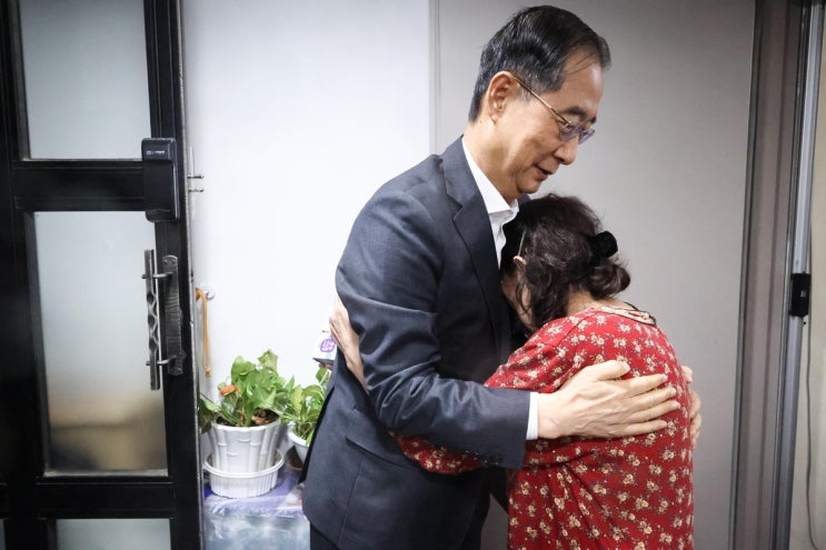 한총리, 독거 어르신에 우유배달…"고독사 예방활동 적극 추진" 한총리, 독거 어르신에 우유배달…"고독사 예방활동 적극 추진"