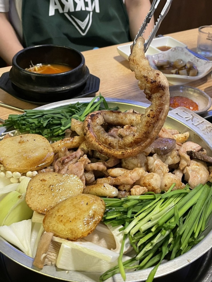  통마늘이 들어있는 소곱창 파는 건대 곱창 맛집 숯불부자곱창