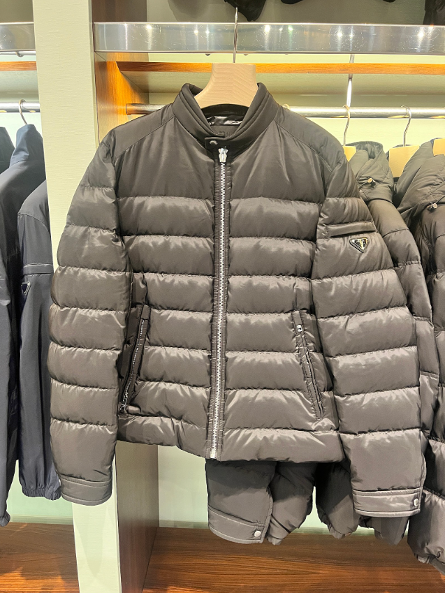프라다(PRADA) 남성 구스 숏/롱패딩 자켓으로 보온성과 스타일을 한번에