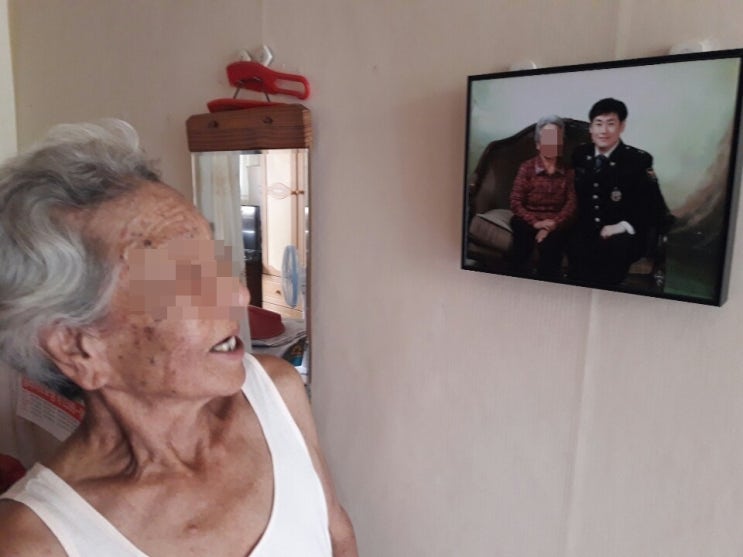 '아들처럼 가족사진도'…남몰래 10년간 독거노인 후원해온 경찰 '아들처럼 가족사진도'…남몰래 10년간 독거노인 후원해온 경찰