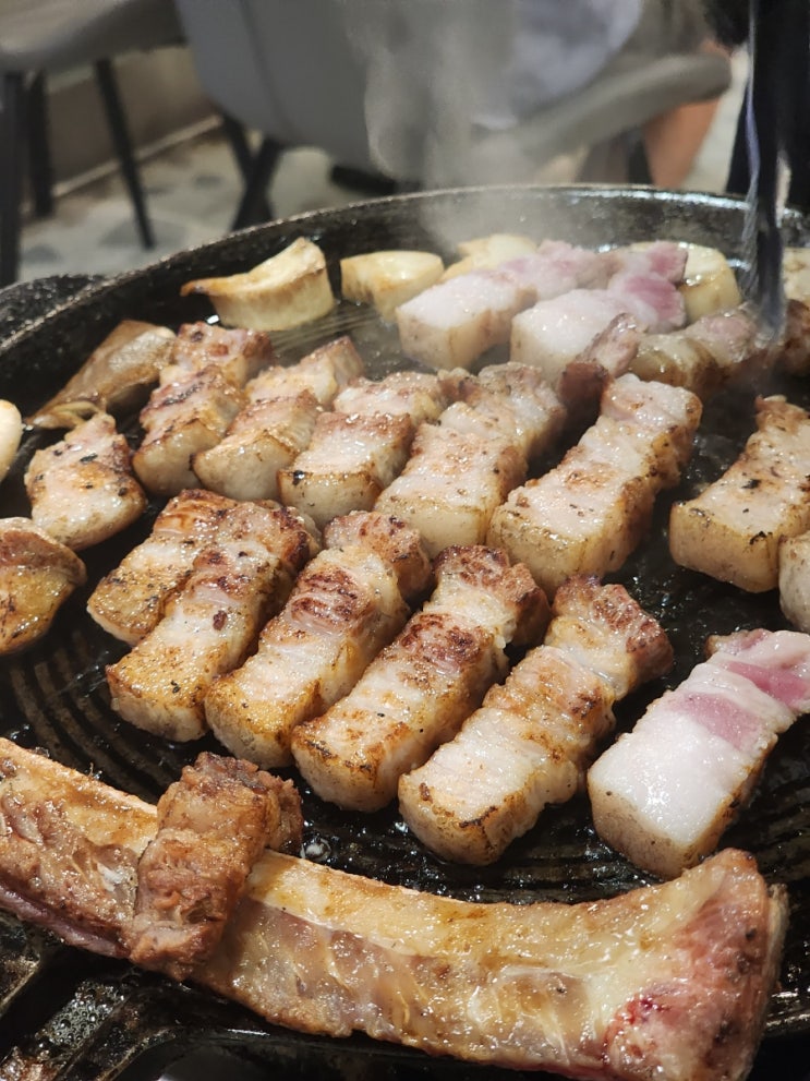  전철우사거리 맛집 화원짚불구이 용봉점 삼겹살은 여기로
