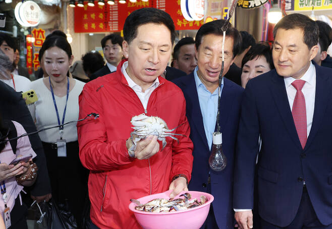  [서울 강서구청장 보궐선거] 여야 지도부 사활 건 강서구청장 선거···“지는 쪽 메가톤급 충격 [경향신문]