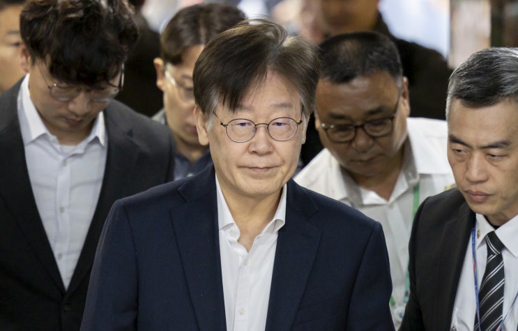 '<b>이재명</b> 구속 여부' 피 마르는 시간…민주당과 <b>촛불시민</b>들... 