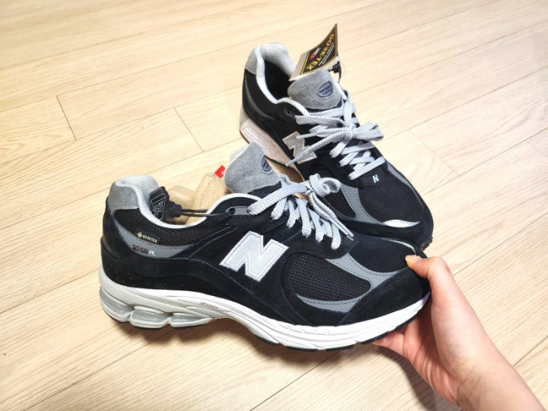 뉴발란스 2002R 고어텍스 블랙실버 메탈릭 NBP7C745B 구매후기 : 사이즈, 디테일, 남자 착용샷