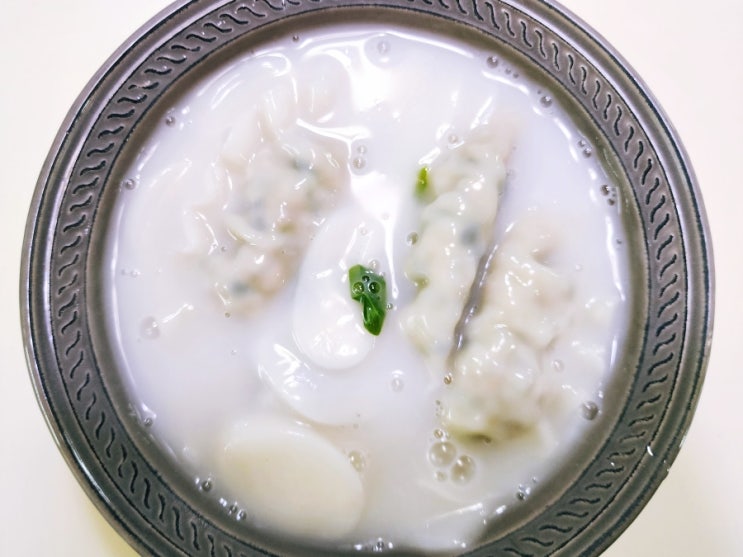  사골 떡만두국 감기 기운 있을 땐 뜨끈한 국물 요리 / 한우 사골곰탕 한팩이면 완성되는 초간단 레시피