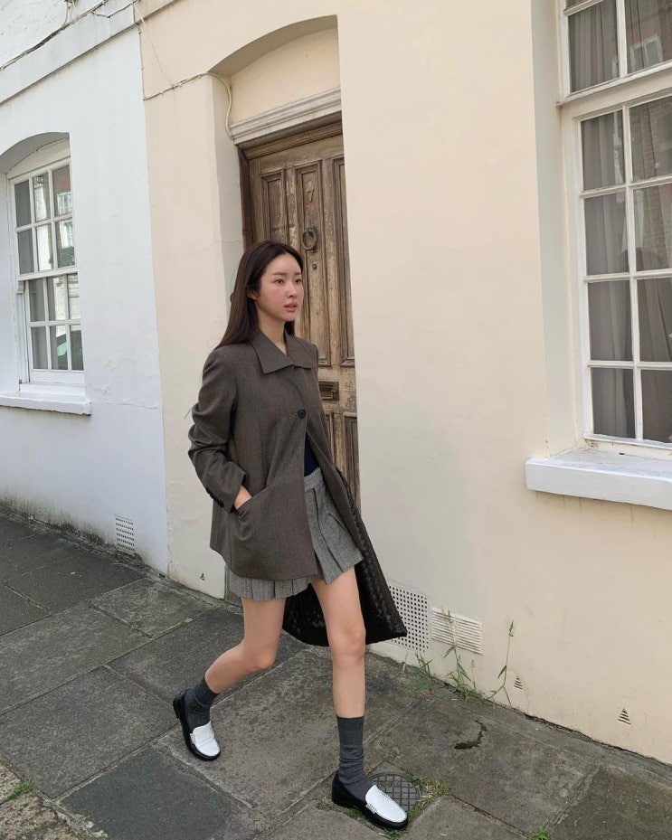  일상 스타일에 아름다움을 더한 여자 카키색 블레이저 자켓 코디로 차정원 패션 추천