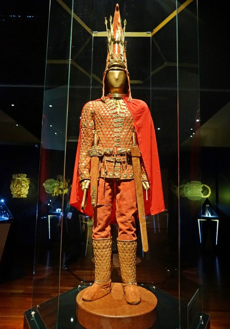 도끼를 휘두르고 어두운 배경에서 포즈를 취하는 아프리카 출신의 군인 — 스톡 사진 © fxquadro #463412438, image size:800x1142