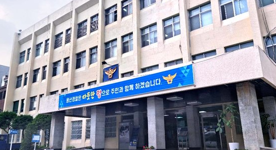 경찰서에 들어가는 꿈, 경찰관의 보호를 받는 꿈, 경찰서에서 조사받는 꿈, 자신이 수갑을 차....