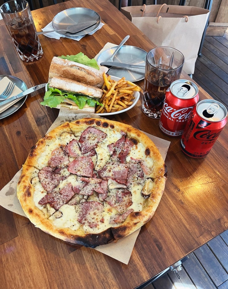  홍대 연남동 화덕 피자 맛집 <스필아웃> 이색적인 분위기 펍 추천