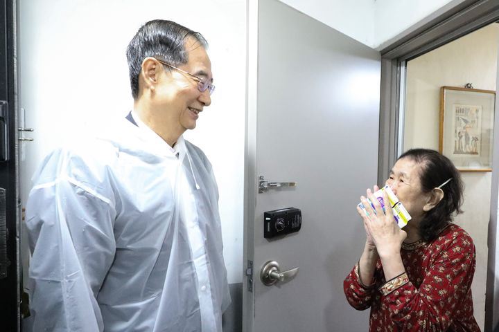 '우유 배달 왔습니다'...한덕수 <b>총리</b> <b>추석</b> 앞 민생 행보