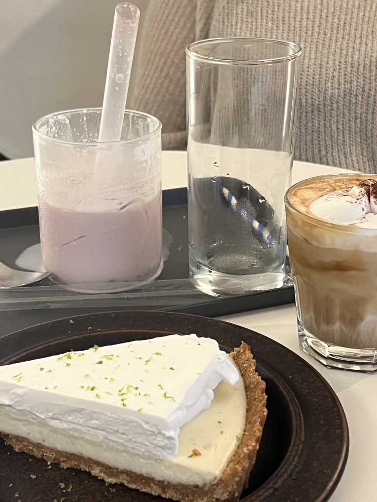  평촌범계카페 새콤상큼해서 정말 맛있었던 라임파이와 미드센츄리 갬성 가득했던 범계역카페 카페모히 CafeMohee